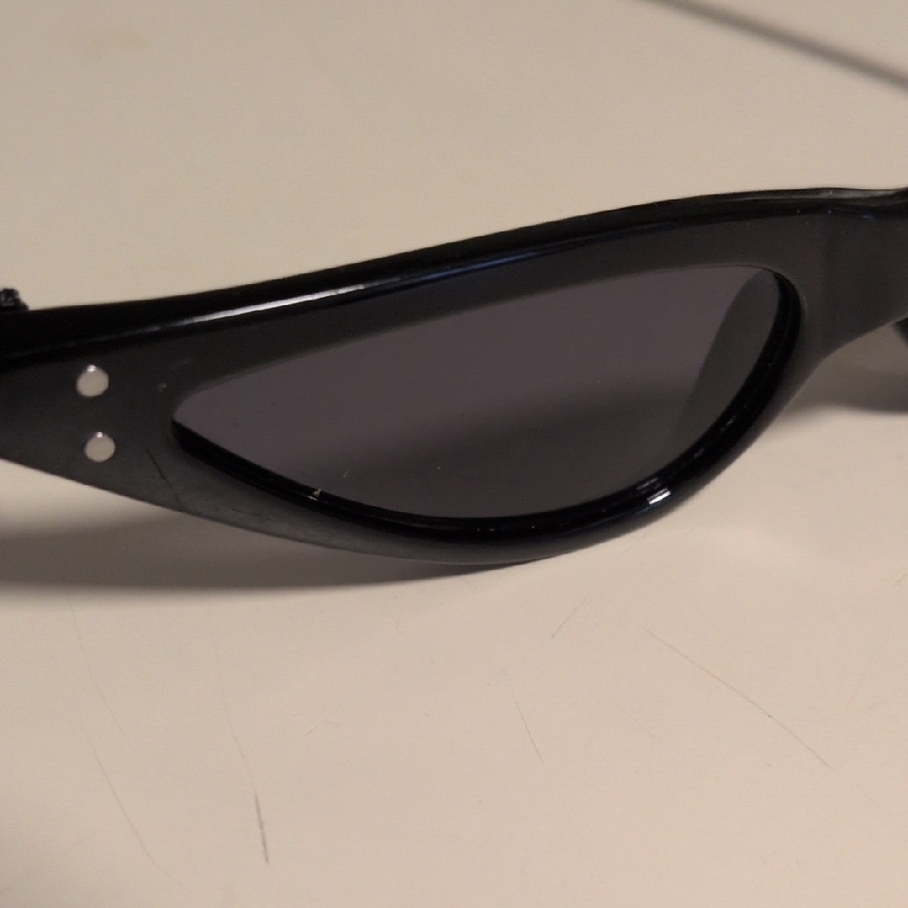 Classic Black Sunglasses - Picture 4 of 10